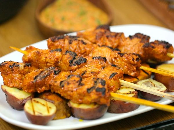 Studio Cocina- AlacocinaTv - Anticuchos de cerdo con especias varias de badia. 
Pescado con salsa de curry.