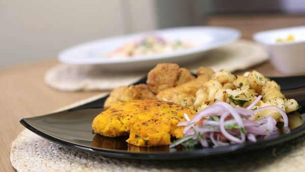 Studio Cocina- AlacocinaTv - Fritada de cerdo con mote y llapingacho / 
Ceviche de pescado y camarón con salsa de maní