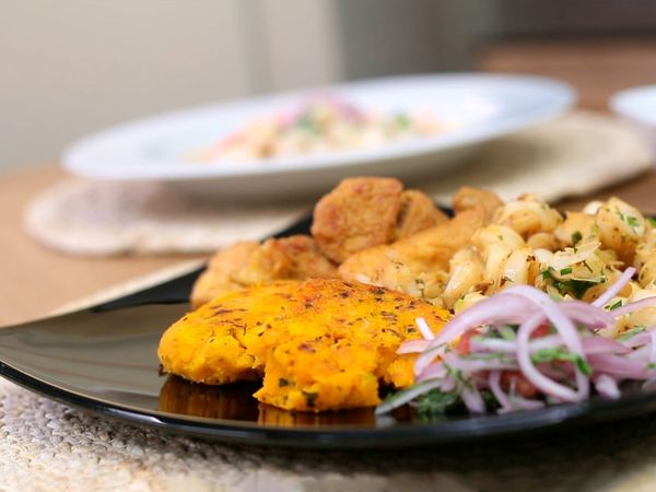 Studio Cocina- AlacocinaTv - Fritada de cerdo con mote y llapingacho / 
Ceviche de pescado y camarón con salsa de maní