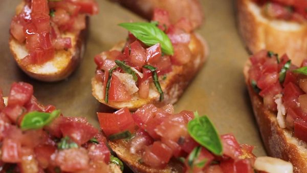 Comfort Food - AlacocinaTv - Pasta con salsa de hongos y bruschettas con anchoas