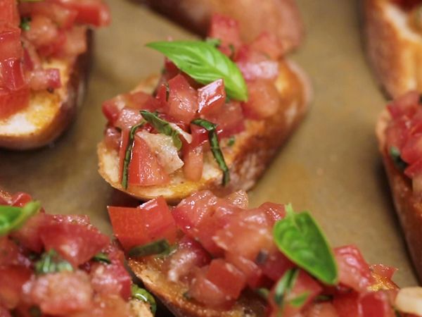 Comfort Food - AlacocinaTv - Pasta con salsa de hongos y bruschettas con anchoas