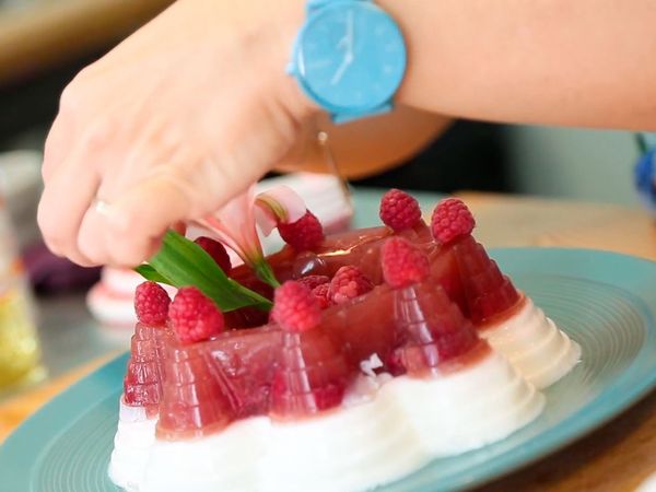 Ana Avellana - AlacocinaTv - RASPBERRY JELLY PANNA COTTA Y GRANOLA PECAN PIE