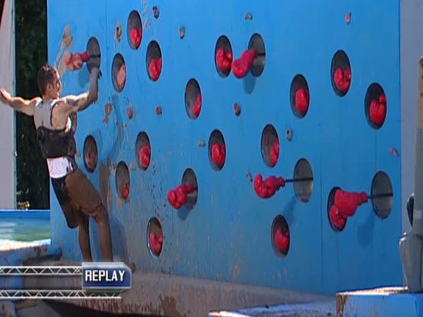 Wipeout Australia - Pro Wrestler Mikey Takes on Tom Cruise