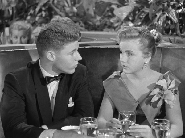 The Adventures of Ozzie and Harriet - David Picks Up The Tab