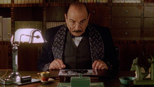 Agatha Christie: Poirot ES - Cartas sobre la mesa