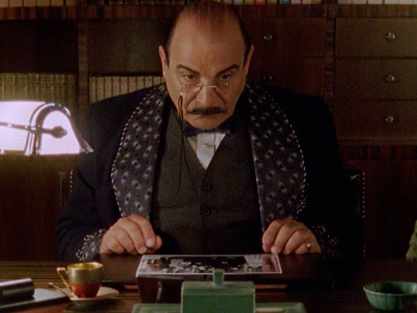 Agatha Christie: Poirot ES - Cartas sobre la mesa