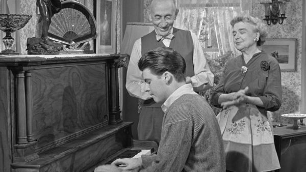 The Adventures of Ozzie and Harriet - A Piano For The Fraternity