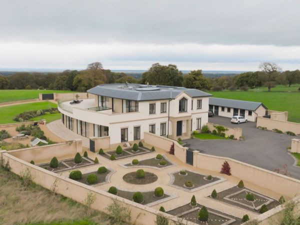 Britain's Most Expensive Houses - Episode 208