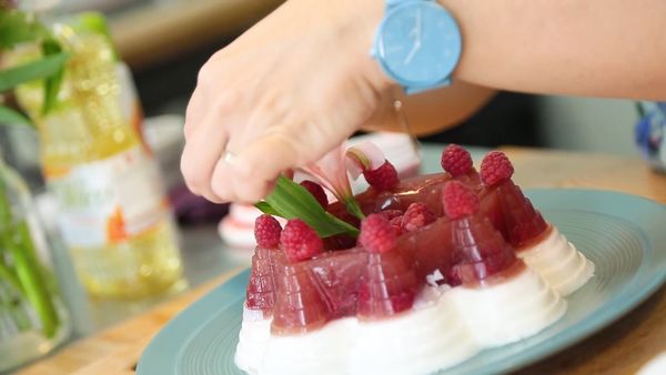 Ana Avellana - RASPBERRY JELLY PANNA COTTA Y GRANOLA PECAN PIE
