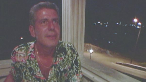 Anthony Bourdain: Tour de un Cocinero - La Comida Sabe Mejor con Arena Entre los Dedos de los Pies