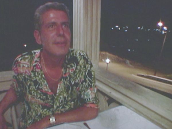 Anthony Bourdain: Tour de un Cocinero - La Comida Sabe Mejor con Arena Entre los Dedos de los Pies
