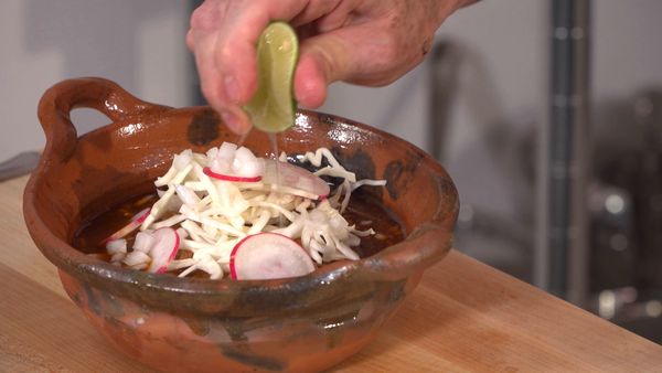 Mexico Un Plato a la Vez con Rick Bayless - Fiesta de Pozole Perfecta