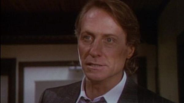 MacGyver - The Wall