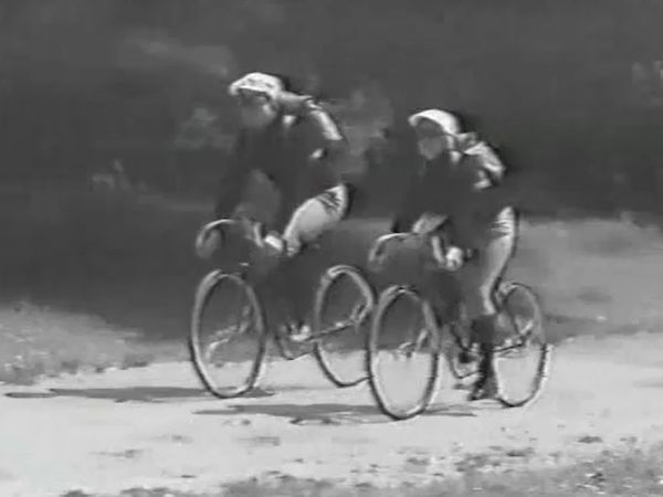Annie Oakley - Annie and the Bicycle Riders