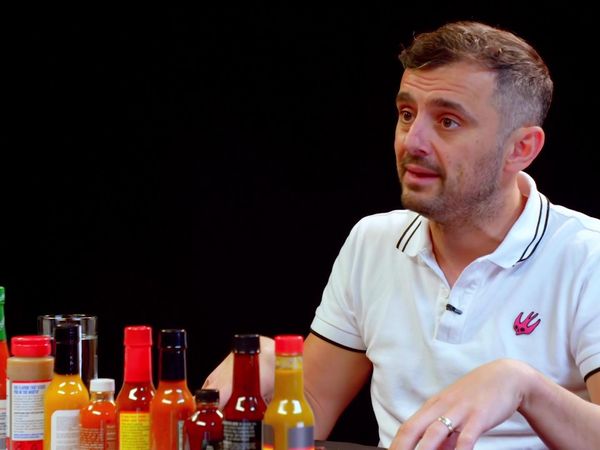 Hot Ones - Gary Vaynerchuk Tests His Mental Toughness While Eating Spicy Wings