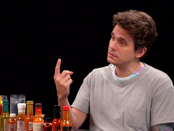 Hot Ones - John Mayer Has a Sing-Off While Eating Spicy Wings