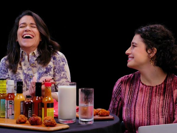 Hot Ones - Abbi and Ilana of "Broad City" Go Numb While Eating Spicy Wings