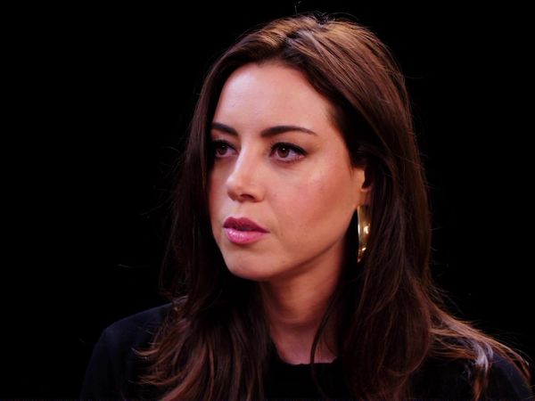 Hot Ones - Aubrey Plaza Snorts Milk While Eating Spicy Wings