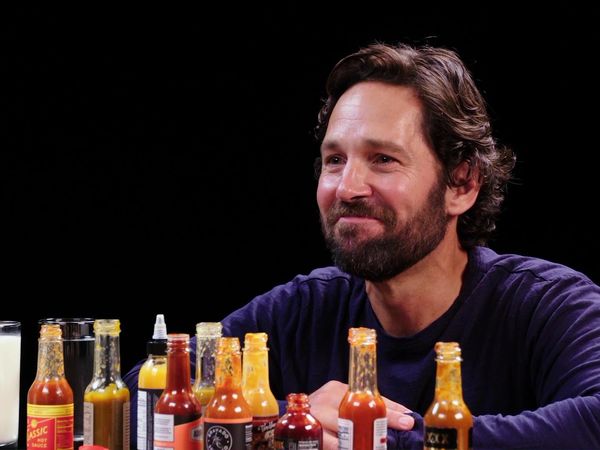 Hot Ones - Paul Rudd Does a Historic Dab While Eating Spicy Wings