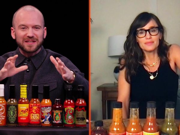 Hot Ones - Jennifer Garner Says "Golly" While Eating Spicy Wings
