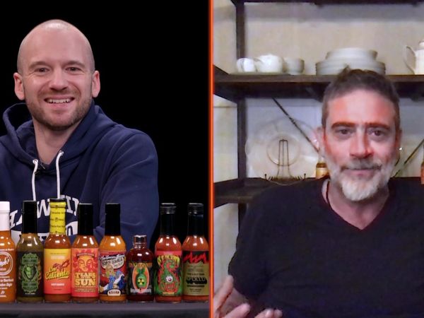 Hot Ones - Jeffrey Dean Morgan Can't Feel His Face While Eating Spicy Wings