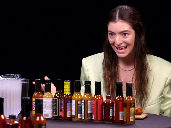 Hot Ones - Lorde Drops the Mic While Eating Spicy Wings