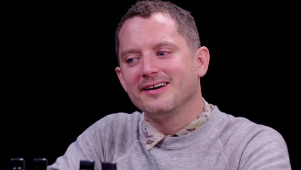 Hot Ones - Elijah Wood Tastes the Lava of Mount Doom While Eating Spicy Wings