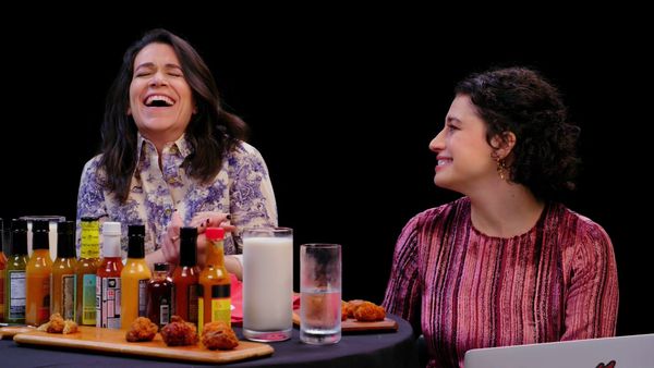 Hot Ones - Abbi and Ilana of "Broad City" Go Numb While Eating Spicy Wings