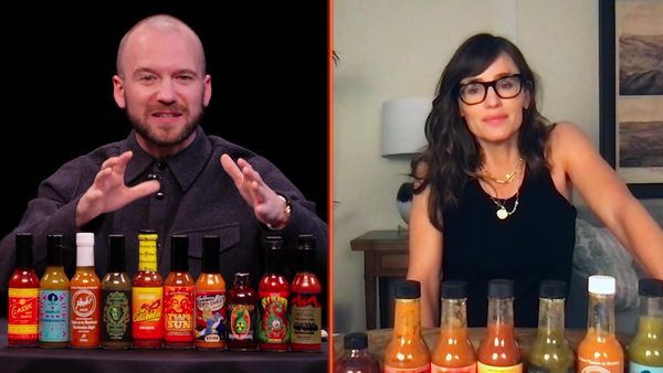Hot Ones - Jennifer Garner Says "Golly" While Eating Spicy Wings