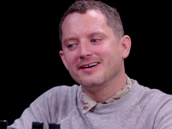 Hot Ones - Elijah Wood Tastes the Lava of Mount Doom While Eating Spicy Wings