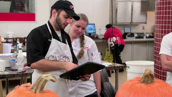 Cake Boss - Creeps, Carvings and Coffins