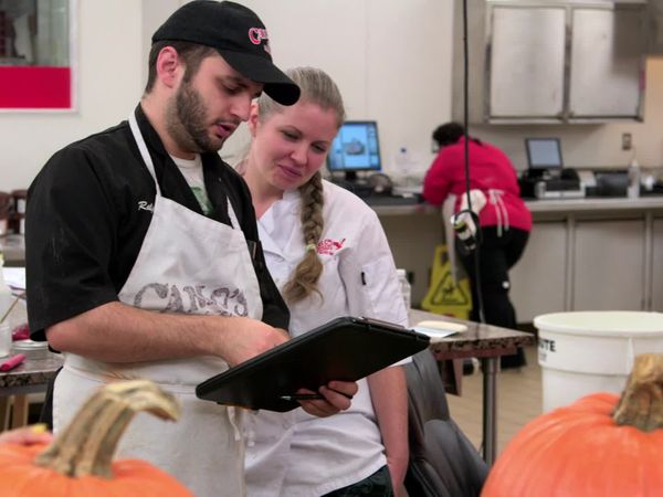 Cake Boss - Creeps, Carvings and Coffins