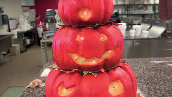 Cake Boss - Creepy Crawly Cake and Haunted House