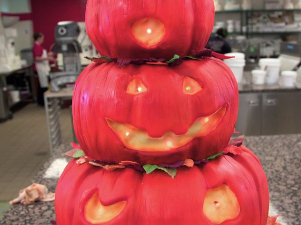 Cake Boss - Creepy Crawly Cake and Haunted House