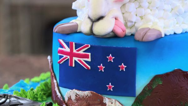 Cake Boss - Steampunks, Kiwi Cake and Babysitting Jitters