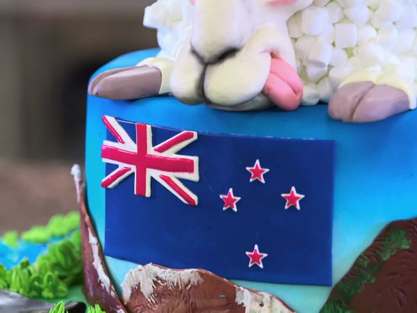Cake Boss - Steampunks, Kiwi Cake and Babysitting Jitters