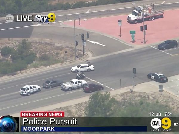 Car Chase - Wild Pursuits: 2013 - Carjacking suspect leads police on high-speed chase in Simi Valley
