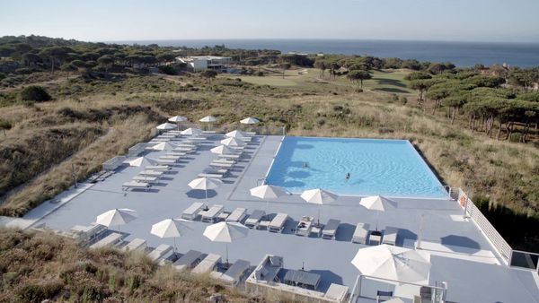 Jet Set - Lisbon V Parrot Cay (Turks and Caicos)