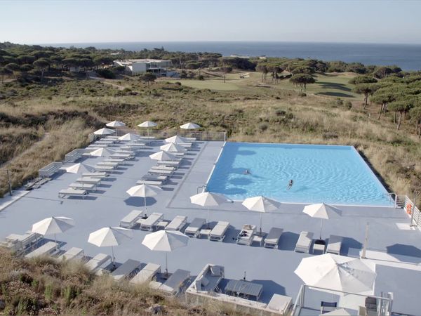 Jet Set - Lisbon V Parrot Cay (Turks and Caicos)