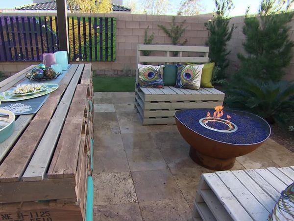 Yard Crashers - Rustic Pallet Retreat