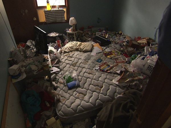 Hoarders - Andrew / Lydia