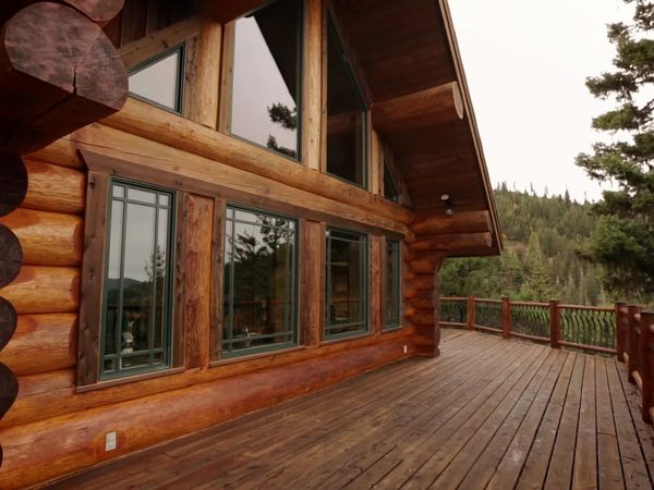 Log Cabin Living - Cascade Mountains Oktoberfest Escape