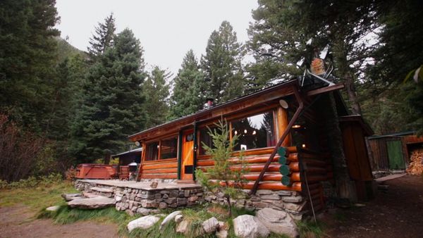 Log Cabin Living - Gallatin Canyon Cabin With A River View