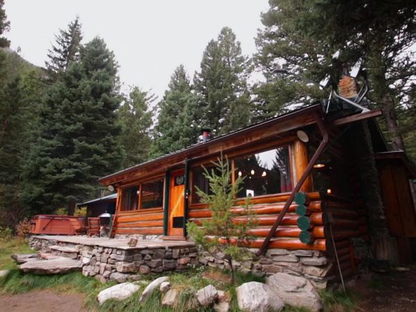 Log Cabin Living - Gallatin Canyon Cabin With A River View