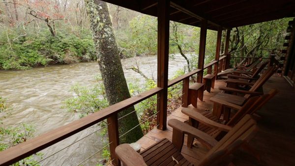 Log Cabin Living - Aska Adventure Area Getaway With a Wow Factor