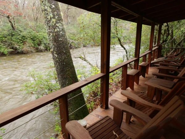 Log Cabin Living - Aska Adventure Area Getaway With a Wow Factor