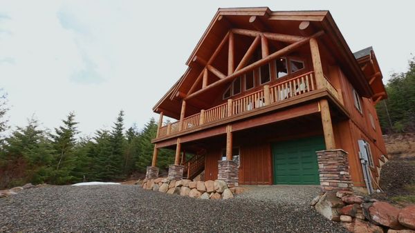 Log Cabin Living - Cascade Cabin Getaway
