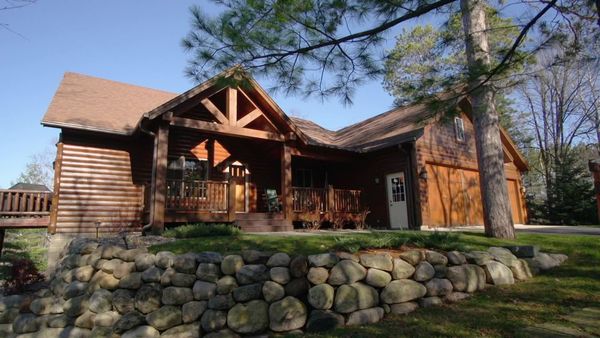 Log Cabin Living - Minnesota Lakeside Retreat