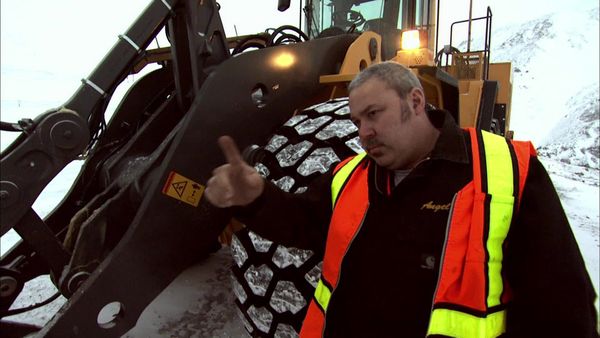 Ice Road Truckers - Facing Down The Blow (2010)