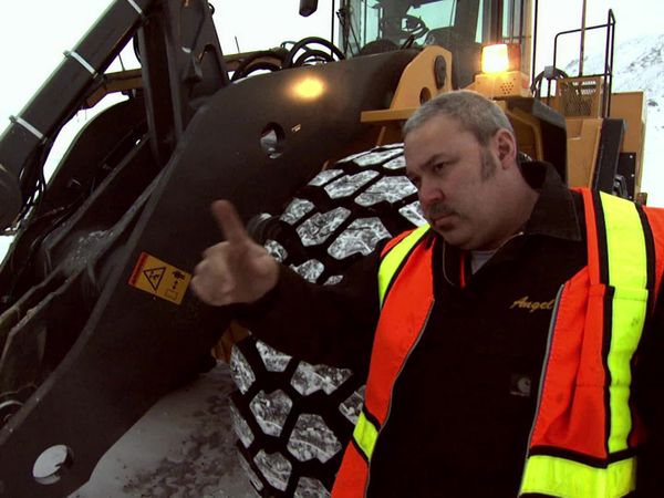 Ice Road Truckers - Facing Down The Blow (2010)